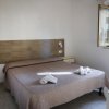Camera da letto con letto matrimoniale vicino a una finestra.