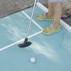 Mini golf con palla e mazza sul campo.