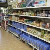 Scaffali di un negozio con prodotti alimentari.