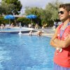 Bagnino sorveglia una piscina all'aperto.