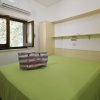 Camera con letto matrimoniale e finestra aperta.