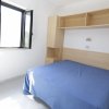 Camera da letto con letto matrimoniale e finestra aperta.