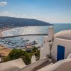 Vista su una baia con barche e spiaggia.