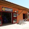 Ingresso di un market con carrelli e insegna blu.
