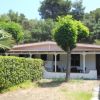 Casa con giardino e alberi intorno.