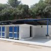 Struttura con cabine bagno blu e tettoia.