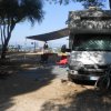 Camper parcheggiato con biciclette accanto, vicino al mare.