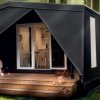 Tenda nera in una foresta.