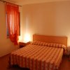 Camera da letto con tende arancioni.