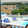 Piscina con lettini e ombrelloni.