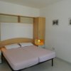 Camera da letto con due letti singoli affiancati.