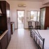 Monolocale con letto, cucina e armadio.