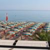 Spiaggia con ombrelloni colorati e vista mare.