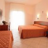 Camera d'albergo con letti e mobili.
