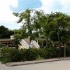 Giardino con edifici e alberi.