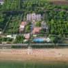 Vista aerea di un hotel vicino alla spiaggia.