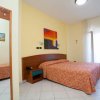 Camera d'hotel con letto matrimoniale e balcone.