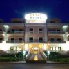 Facciata di un hotel illuminato di notte.