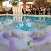 Piscina con decorazioni bianche e viola.
