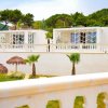 Bungalows moderni con terrazza e palme.