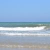 Ondate su una spiaggia tranquilla.