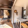 Interno moderno con cucina e area relax.