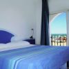 Camera vista mare, letto e vetrata.