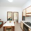 Cucina-soggiorno con tavolo e divano-letto.