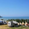 Camper e palme vicino al mare.