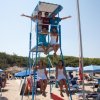 Persone su una torretta da bagnino in spiaggia.